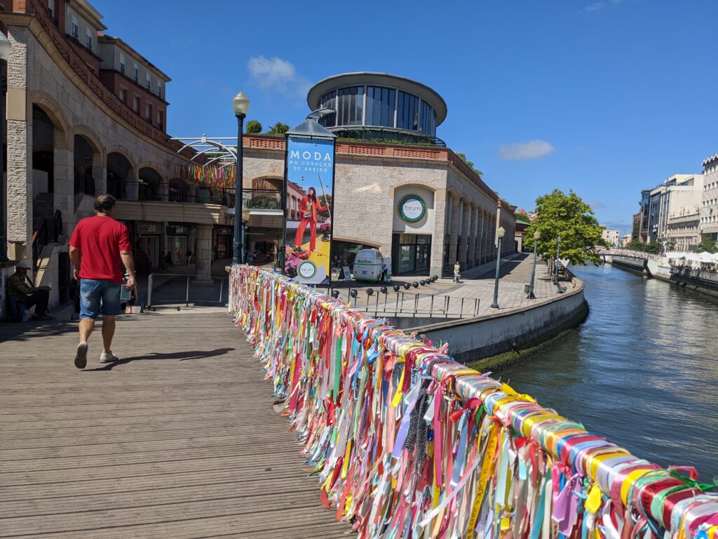 Ponte Lacos de Amizade - ribbons instead of padlocks